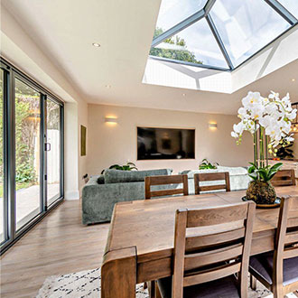 lantern rooflight in living/dinnign room | EOS Rooflights Lantern rooflight in anthracite gray in living dinning room